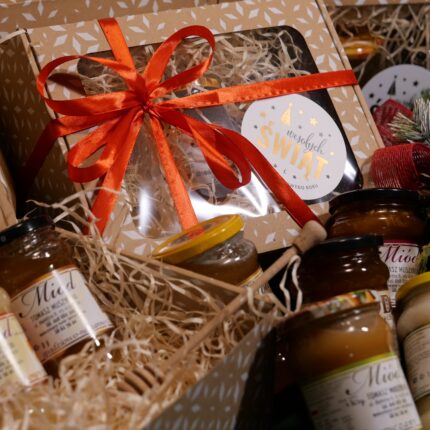 Elegancki świąteczny box z trzema słoikami naturalnego miodu od miody.opole.pl, idealny na prezent