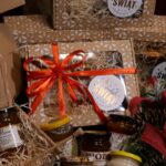 Elegancki świąteczny box z trzema słoikami naturalnego miodu od miody.opole.pl, idealny na prezent