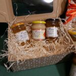 Elegancki świąteczny box z trzema słoikami naturalnego miodu od miody.opole.pl, idealny na prezent